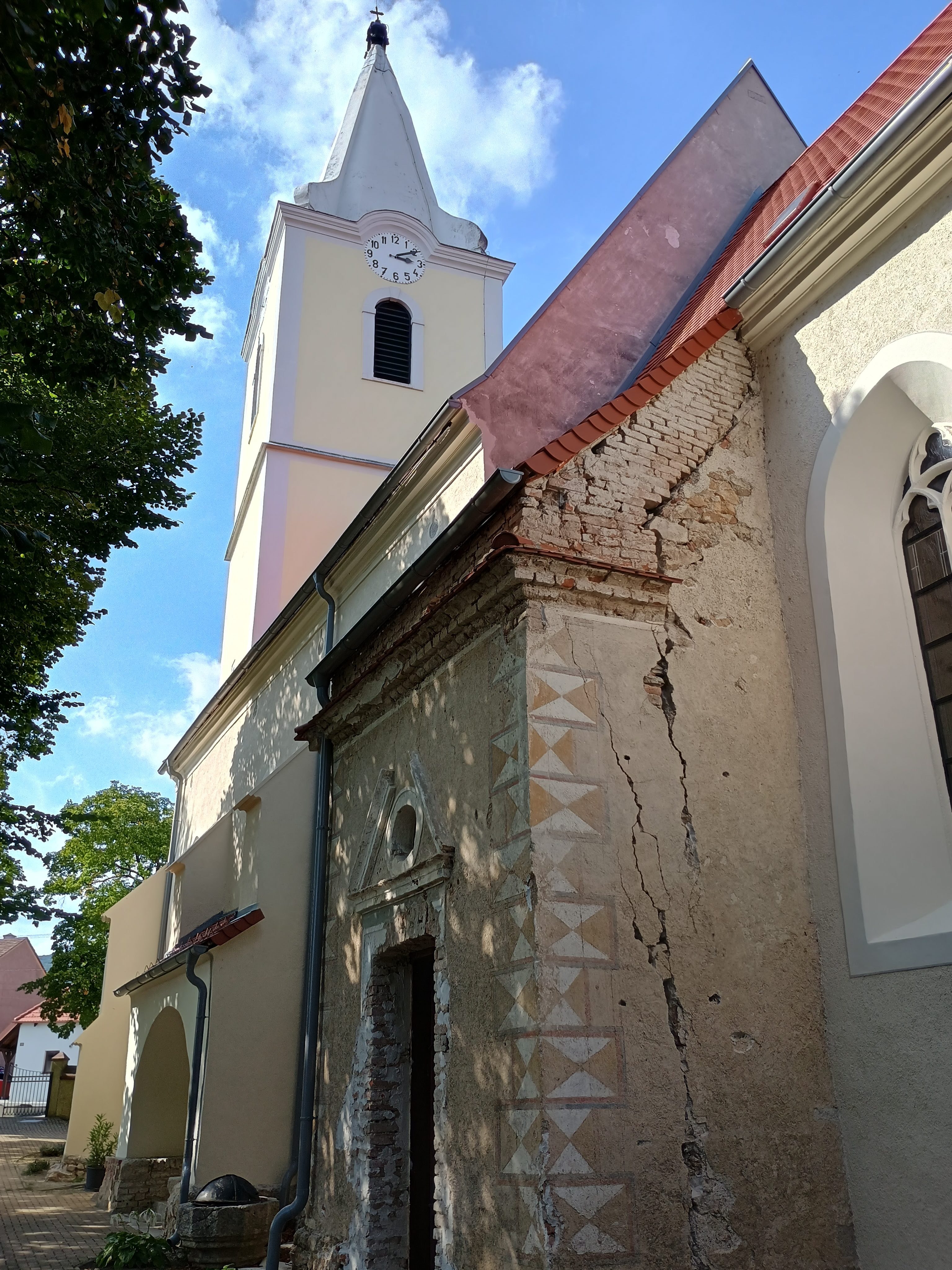 Dokončenie rekonštrukcie fasády kostola Nanebovzatia Panny Márie v Dolných Orešanoch